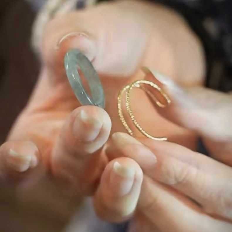 Rankų darbo nefrito žiedas su aukso įdėklu, unisex dizainas, 2024 m. pavasaris