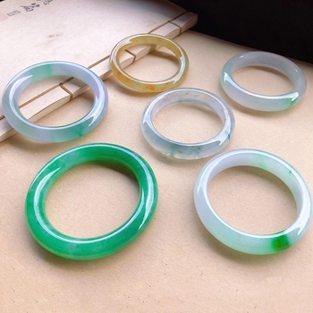 Jadeito apyrankė su plaukiojančiais gėlių raštais, ledo tipo jadeitas, pilnas apskritimas, etninis moterų stilius, poliruotas paviršius