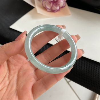 Μινιμαλιστικό βραχιόλι από νεφρίτη — λεπτή κυκλική λωρίδα, τύπος ice, με πιστοποιητικό