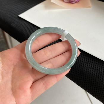 Μινιμαλιστικό βραχιόλι από νεφρίτη — λεπτή κυκλική λωρίδα, τύπος ice, με πιστοποιητικό