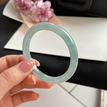 Μινιμαλιστικό βραχιόλι από νεφρίτη — λεπτή κυκλική λωρίδα, τύπος ice, με πιστοποιητικό