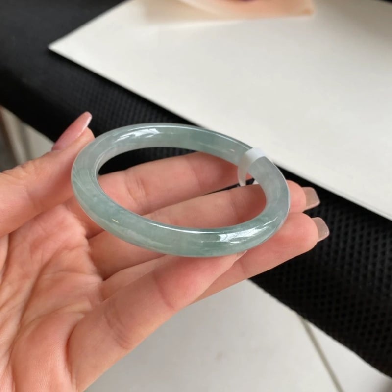 Μινιμαλιστικό βραχιόλι από νεφρίτη — λεπτή κυκλική λωρίδα, τύπος ice, με πιστοποιητικό