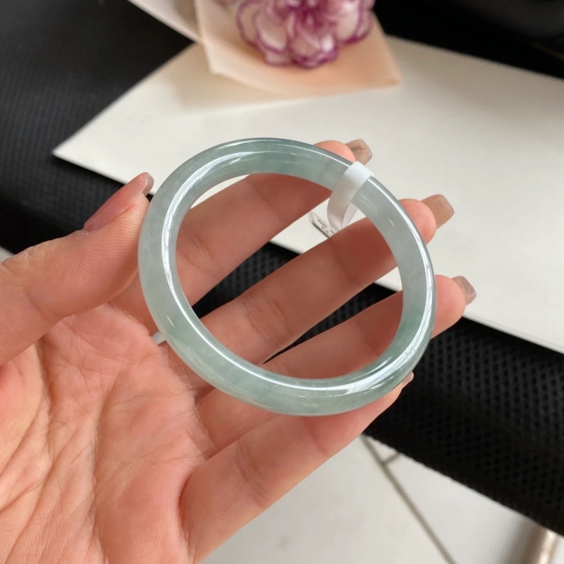 Μινιμαλιστικό βραχιόλι από νεφρίτη — λεπτή κυκλική λωρίδα, τύπος ice, με πιστοποιητικό