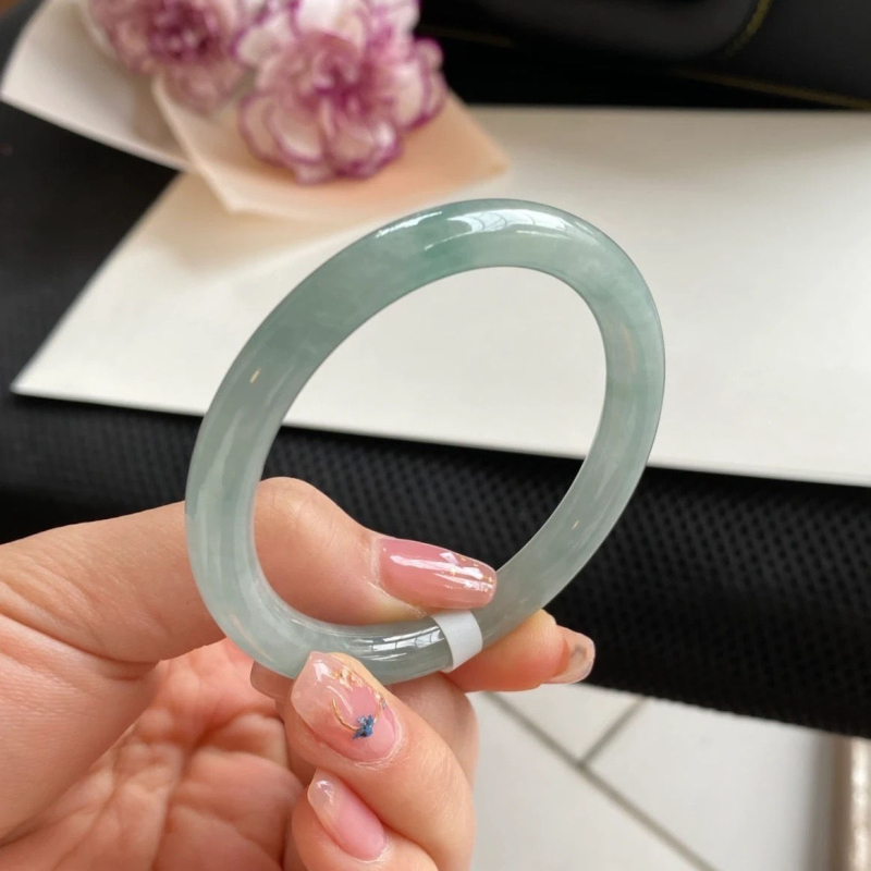 Μινιμαλιστικό βραχιόλι από νεφρίτη — λεπτή κυκλική λωρίδα, τύπος ice, με πιστοποιητικό