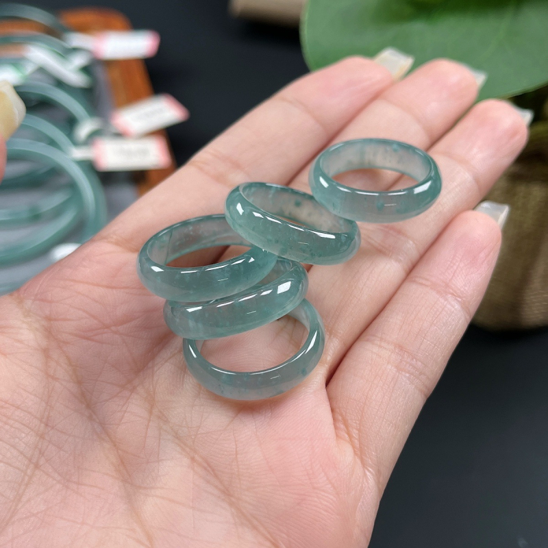 Nefrito žiedas – ledinio tipo nefritas, rankų darbas, unisex, kilmė Mianmaras, 2025 m. pavasaris