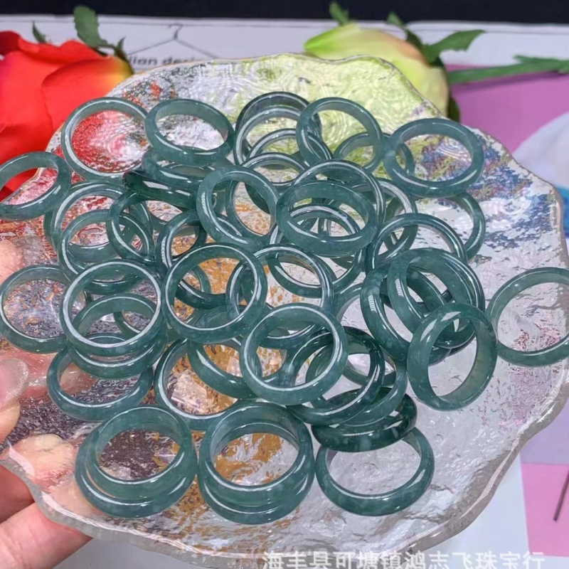 Jadeite gyűrű etnikai uniszex stílusban, polírozott felület, származás Shantwei, 2024 nyár