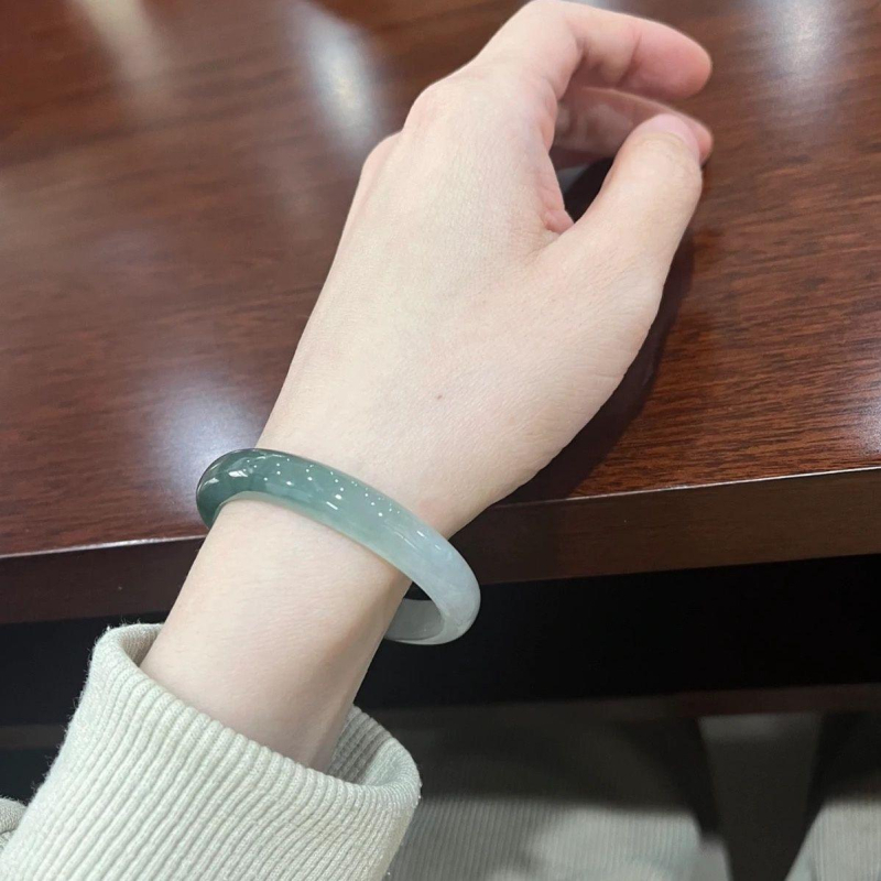 Karkötő – jáde, jégszerű vízvirág motívum, kézzel készített, aranyba foglalt, etnikus stílusú, uniszex