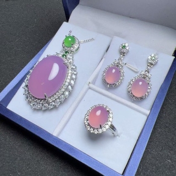 Kalcedonski set sa srebrnom ugradbom: ogrlica s privjeskom, naušnice i prsten – 3-djelni set, jesen 2024, prirodni stil