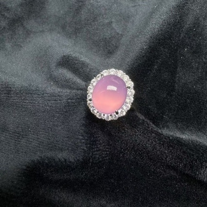 Kalcedonski set sa srebrnom ugradbom: ogrlica s privjeskom, naušnice i prsten – 3-djelni set, jesen 2024, prirodni stil