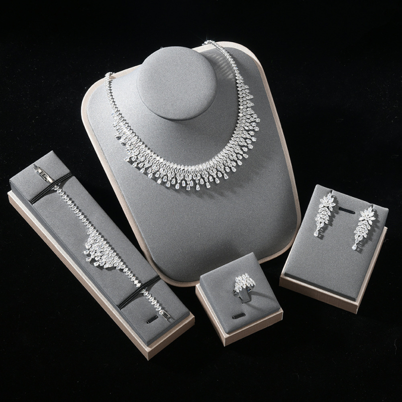 Komplet nakita s cirkonijem, elektroplatiranje – uključuje naušnice, ogrlicu i ručni dodatak, privjesak od cirkonija, lanac u obliku slova O