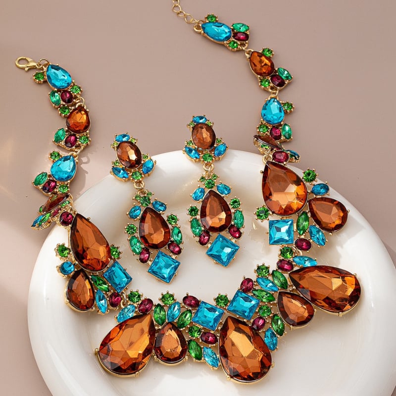 Σετ: Κολιέ σε σχήμα σταγόνας με φλοράλ μοτίβο και σκουλαρίκια καρφωτά, ψευδάργυρος, τεχνητός κρύσταλλος, αλυσίδα τύπου κλειβί, στυλ ελαφρύς πολυτελής