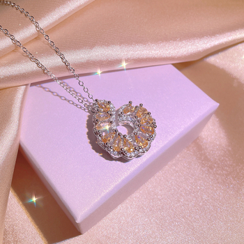 Set nakita: naušnice, ogrlica i narukvica; bijeli bakar; križni lanac; motiv insekata (let/šipak); umjetni kristal privjesak