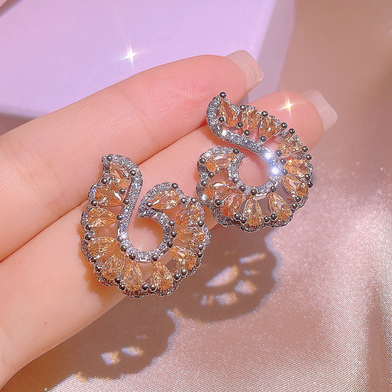 Set nakita: naušnice, ogrlica i narukvica; bijeli bakar; križni lanac; motiv insekata (let/šipak); umjetni kristal privjesak