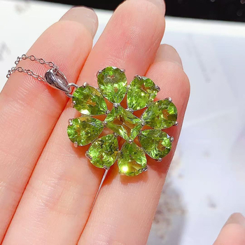 Set naušnica i ogrlica s peridotom u postavi od srebra 925, elektroplatirano, uzorak biljke i cvijeće, uključuje naušnice i ogrlicu (lanac nije uključen)