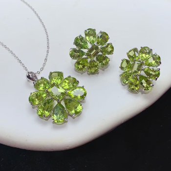 Set naušnica i ogrlica s peridotom u postavi od srebra 925, elektroplatirano, uzorak biljke i cvijeće, uključuje naušnice i ogrlicu (lanac nije uključen)