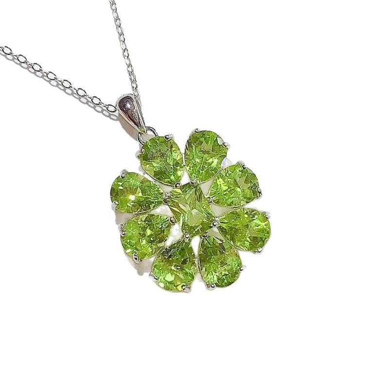 Set naušnica i ogrlica s peridotom u postavi od srebra 925, elektroplatirano, uzorak biljke i cvijeće, uključuje naušnice i ogrlicu (lanac nije uključen)