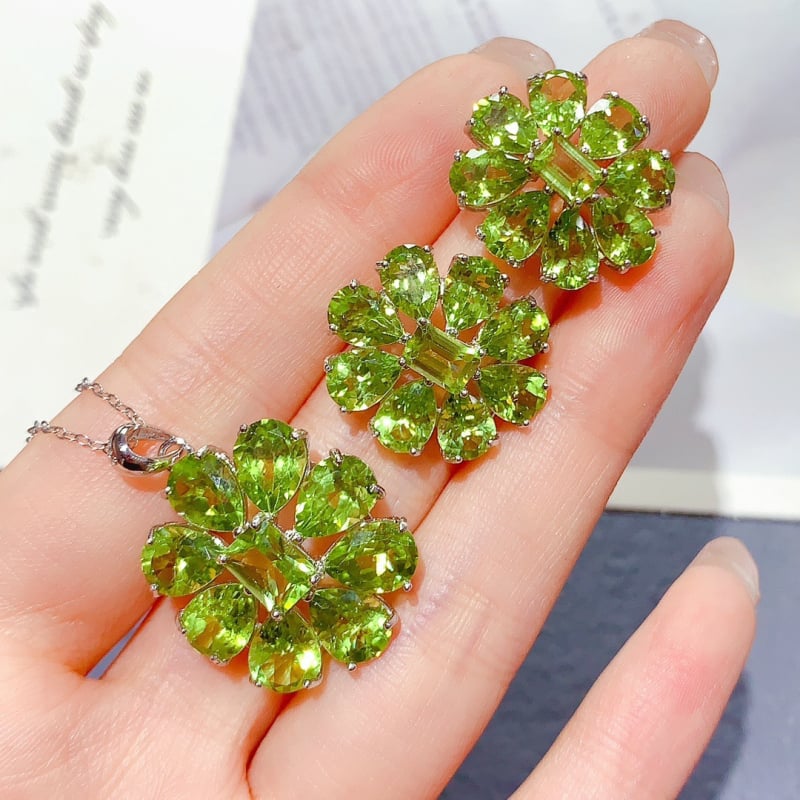 Set naušnica i ogrlica s peridotom u postavi od srebra 925, elektroplatirano, uzorak biljke i cvijeće, uključuje naušnice i ogrlicu (lanac nije uključen)