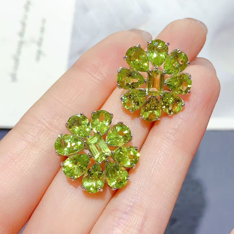 Set naušnica i ogrlica s peridotom u postavi od srebra 925, elektroplatirano, uzorak biljke i cvijeće, uključuje naušnice i ogrlicu (lanac nije uključen)