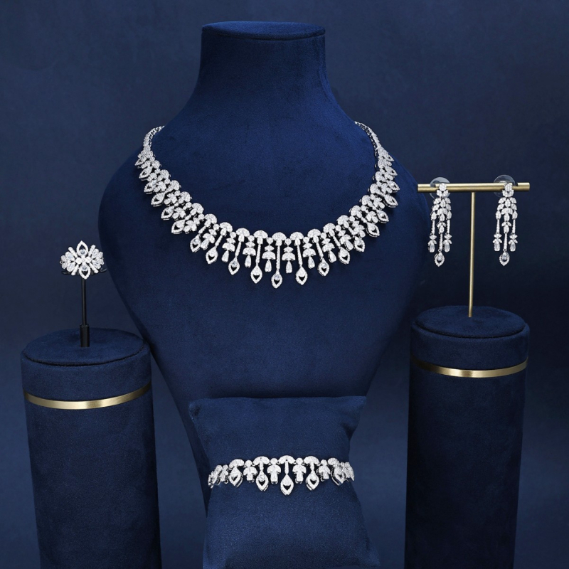 Set nakita: naušnice + ogrlica + dodaci za ruku; bakar, elektropliranje, vijčasti lanac, privjesak s miješanim kamenjem