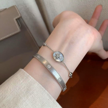 Set de bijuterii din argint 925: inel, cercei, brățară și colier cu lanț Chopard, motive cu șase colțuri în stea și corpuri cerești, lux ușor, stil palat retro