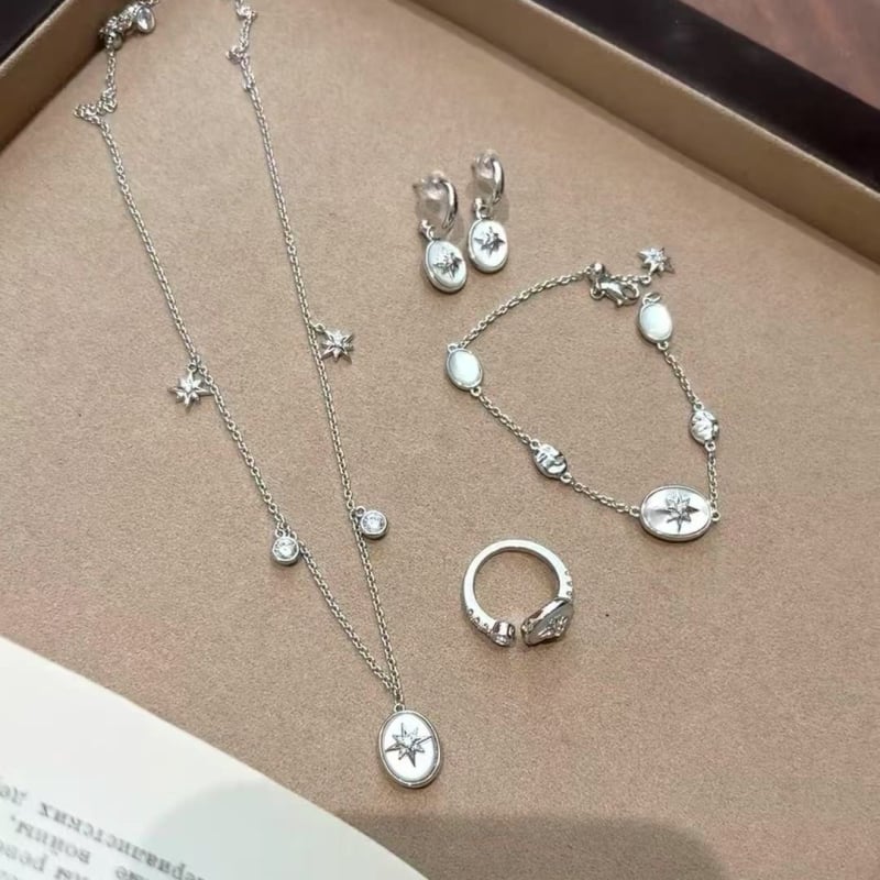 Set de bijuterii din argint 925: inel, cercei, brățară și colier cu lanț Chopard, motive cu șase colțuri în stea și corpuri cerești, lux ușor, stil palat retro