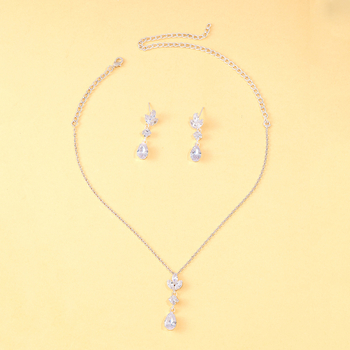 Set ogrlice i naušnica sa cirkonom – elektroplatinirani završetak; motivi: kapljica vode, srce i zvončić; standardni lančić; privjesci od umjetnog kristala