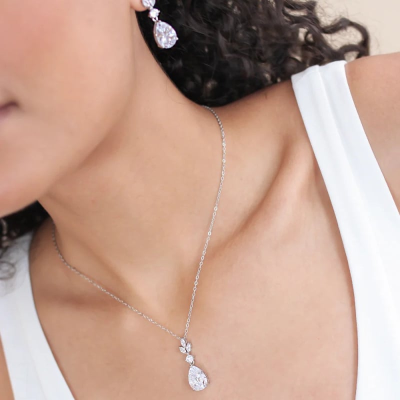 Set ogrlice i naušnica sa cirkonom – elektroplatinirani završetak; motivi: kapljica vode, srce i zvončić; standardni lančić; privjesci od umjetnog kristala