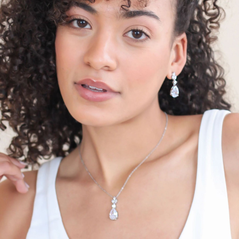 Set ogrlice i naušnica sa cirkonom – elektroplatinirani završetak; motivi: kapljica vode, srce i zvončić; standardni lančić; privjesci od umjetnog kristala