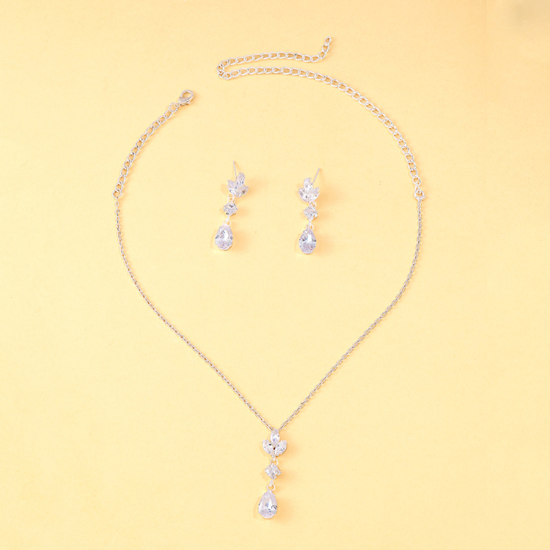 Set ogrlice i naušnica sa cirkonom – elektroplatinirani završetak; motivi: kapljica vode, srce i zvončić; standardni lančić; privjesci od umjetnog kristala