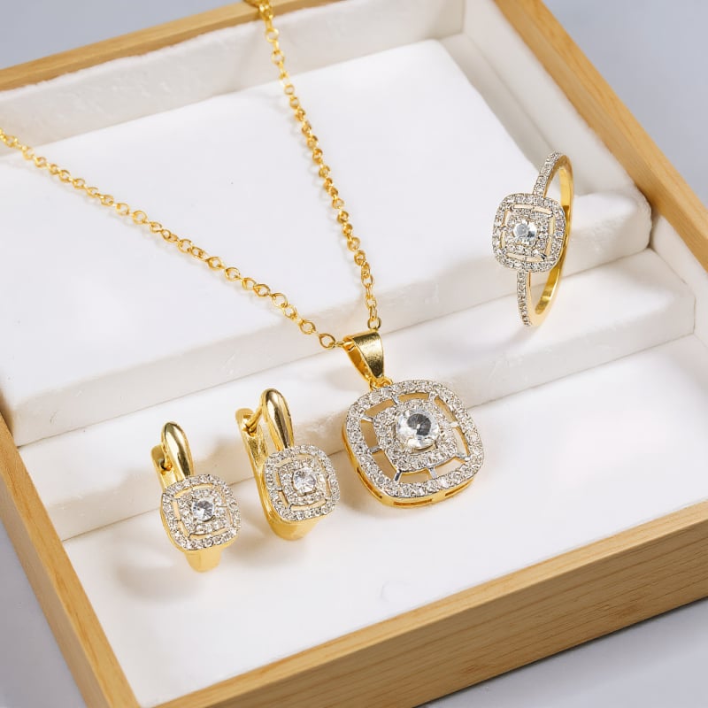 3-dijelni mosadski set nakita: ogrlica s kržnim lancem, privjesak od bakra s cirkonom, naušnice i prsten – ljeto 2025