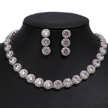 Strasszköves ékszerszett: nyaklánc és fülbevaló, elektroplakált felület, egyszerű stílus