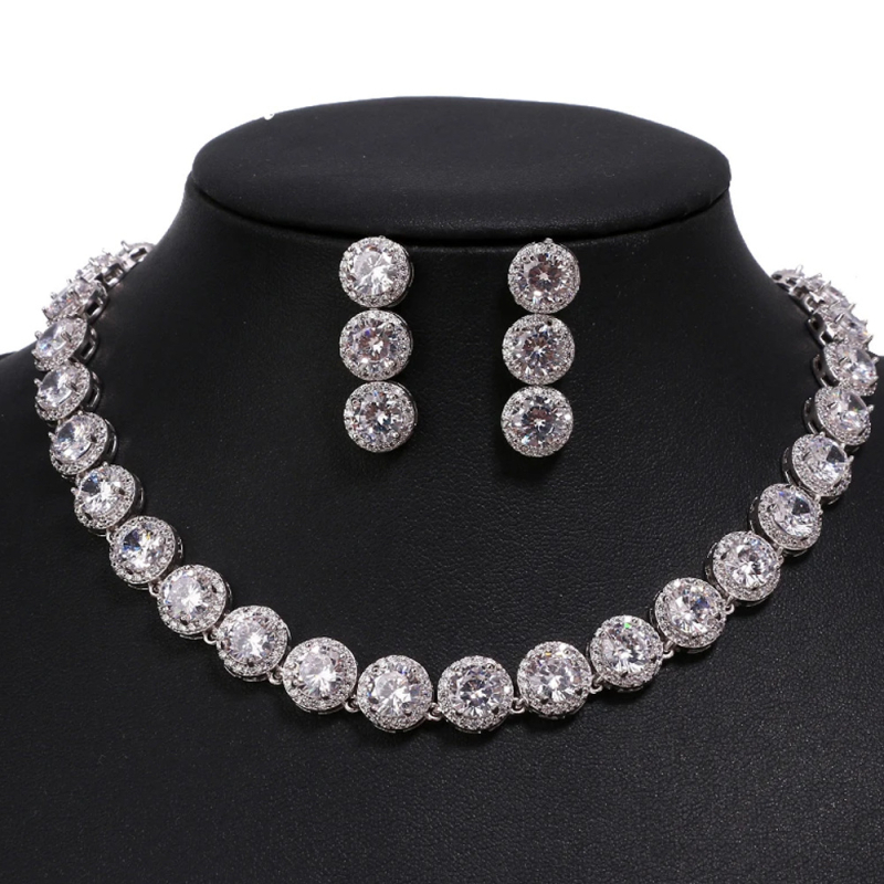 Strasszköves ékszerszett: nyaklánc és fülbevaló, elektroplakált felület, egyszerű stílus