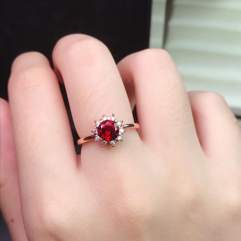 Set natural Mozambic garnet cu argint 925 – cercei și brățară, încrustate, design simplu și elegant