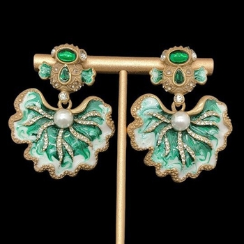 Ékszerszett: Vintage retro udvari stílus smaltált részletekkel és természetes kővel, réz alap, csavarodó lánc, sárgaréz medál (fülbevaló + nyaklánc)