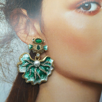 Ékszerszett: Vintage retro udvari stílus smaltált részletekkel és természetes kővel, réz alap, csavarodó lánc, sárgaréz medál (fülbevaló + nyaklánc)