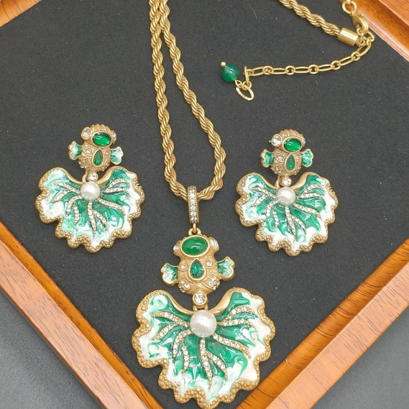 Ékszerszett: Vintage retro udvari stílus smaltált részletekkel és természetes kővel, réz alap, csavarodó lánc, sárgaréz medál (fülbevaló + nyaklánc)