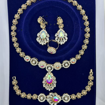Set de bijuterii pentru nuntă: colier și cercei cu pandantiv din rhinestone, lanț din aliaj placat, design geometric, accente din sticlă/lapis lazuli