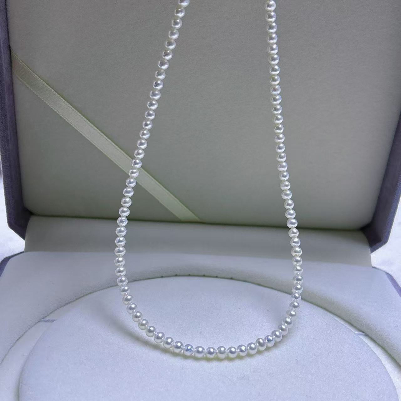 Κολιέ από γλυκού νερού μαργαριτάρια, σχεδόν στρογγυλά, από ασήμι 925, με ρυθμιζόμενη αλυσίδα ουράς, φυσικά μαργαριτάρια