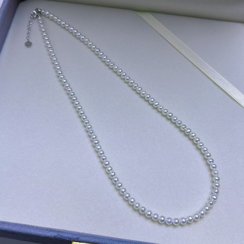 Κολιέ από γλυκού νερού μαργαριτάρια, σχεδόν στρογγυλά, από ασήμι 925, με ρυθμιζόμενη αλυσίδα ουράς, φυσικά μαργαριτάρια