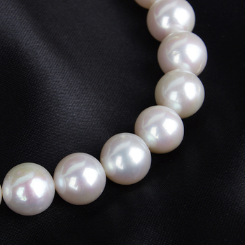 Poolvalmis kaelakee komponendid mageveepärlitest, peaaegu ümmargused, 38 pärli, hea läige ja kergeid vead