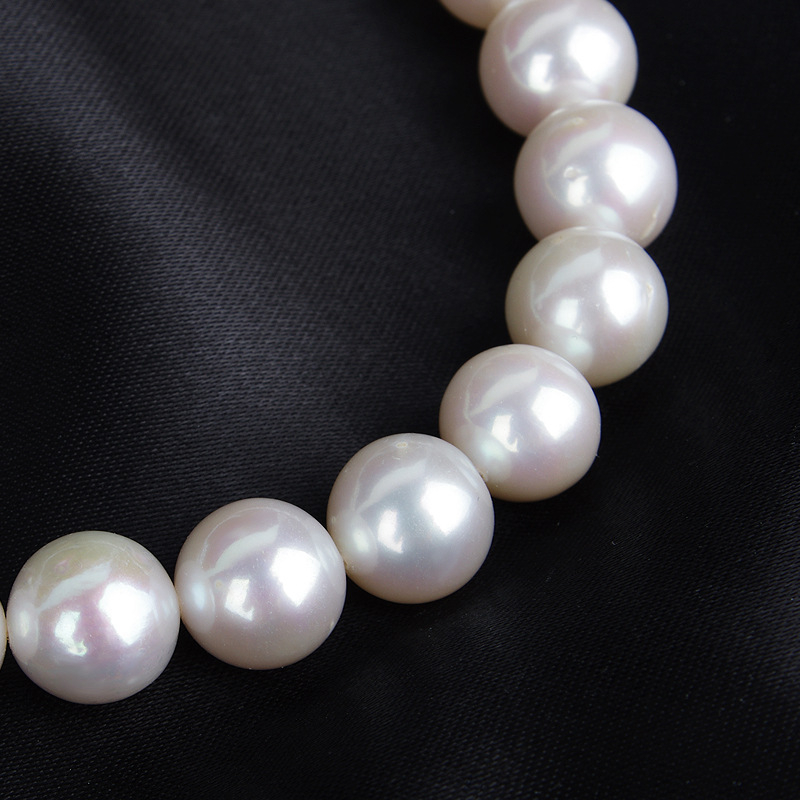 Poolvalmis kaelakee komponendid mageveepärlitest, peaaegu ümmargused, 38 pärli, hea läige ja kergeid vead