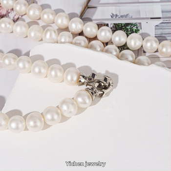 Vėrinys su gėlavandeniniais perlais, beveik apvalūs perlai, lydinio grandinėlė, elegantiškas minimalistinis verslo stilius