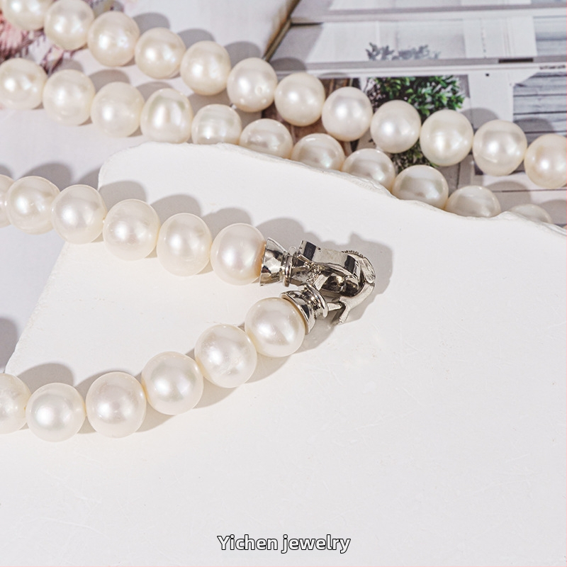 Vėrinys su gėlavandeniniais perlais, beveik apvalūs perlai, lydinio grandinėlė, elegantiškas minimalistinis verslo stilius