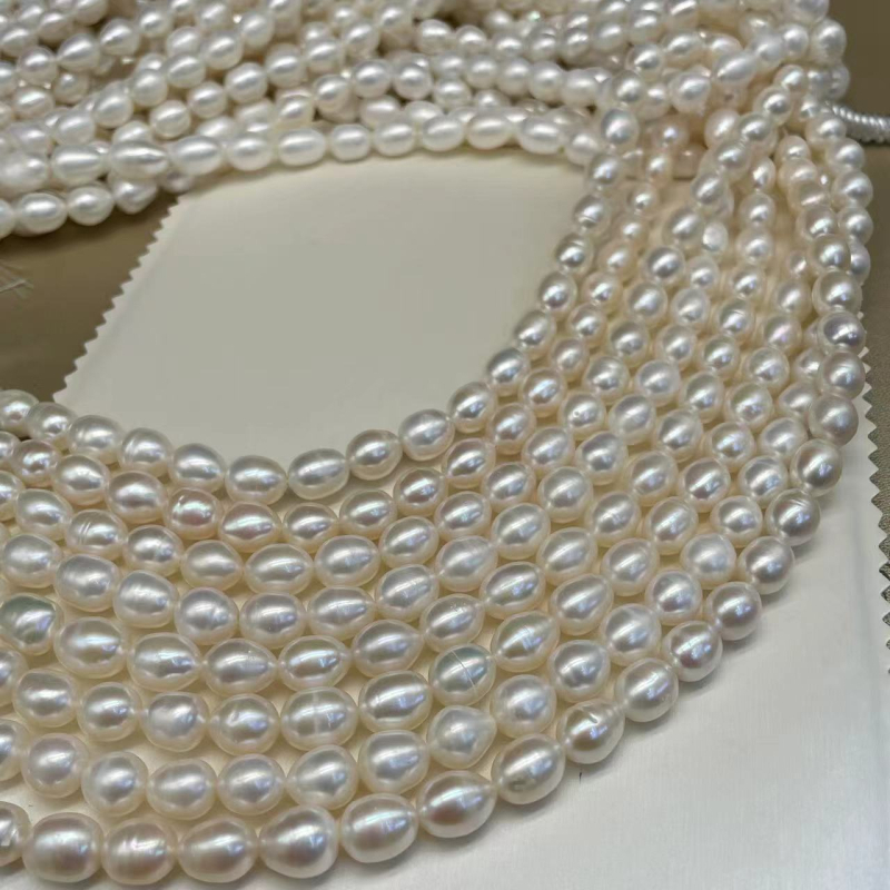 Värskevee pärlite riisiforma kaelakee – kõrge läige, täispärlid väikeste defektidega