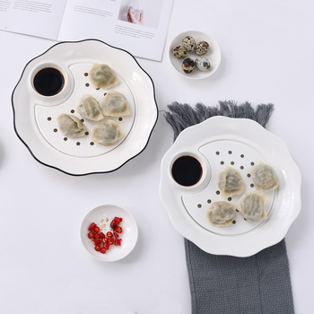 Keraamiline pelmeenide taldrik drenaažiga kahekihilise plaadi ja äädikaussiga — ümmargune, kaasaegne minimalistlik stiil