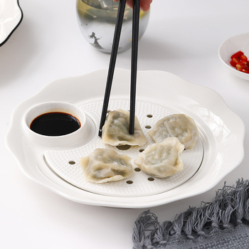 Keraamiline pelmeenide taldrik drenaažiga kahekihilise plaadi ja äädikaussiga — ümmargune, kaasaegne minimalistlik stiil