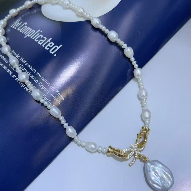 Fukang Κολιέ από Μαργαριάρια Γλυκού Νερού με μαργαριτάρια σε σχήμα ρυζιού/σταγόνας, κρεμαστό μαργαριτάρι, κλείσιμο από κράμα