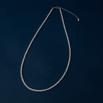 Édesvízi gyöngyökből készült nyaklánc, szinte kör alakú gyöngyök, 925-ös ezüst, rizs alakú gyöngyök díszítéssel, irodai minimalizmus stílus.