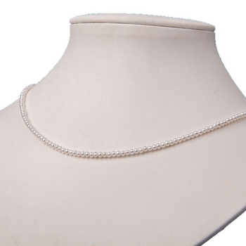 Édesvízi gyöngyökből készült nyaklánc, szinte kör alakú gyöngyök, 925-ös ezüst, rizs alakú gyöngyök díszítéssel, irodai minimalizmus stílus.