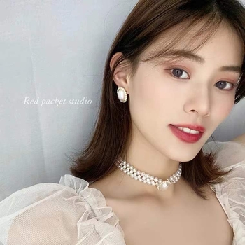 Nyaklánc mesterséges gyöngyökkel, gyöngyházból készült medállal, gyémántos kezeléssel, gyöngyös lánccal, többrétegű dizájn